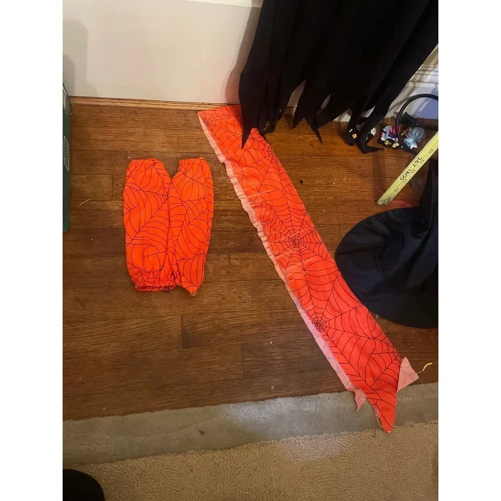 Kids witches costume with spider web details
